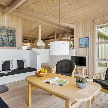 Feriehus Cozy In With House Sea View